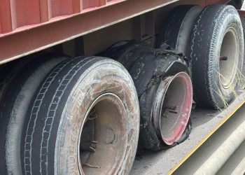 O veículo oferecia risco de tombar em via pública por mau estado de conservação e outras irregularidades. Foto: 
 Divulgação/Detran-AM