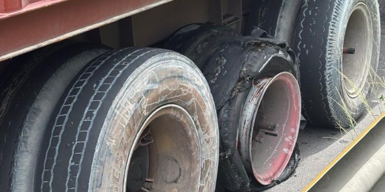 O veículo oferecia risco de tombar em via pública por mau estado de conservação e outras irregularidades. Foto: 
 Divulgação/Detran-AM