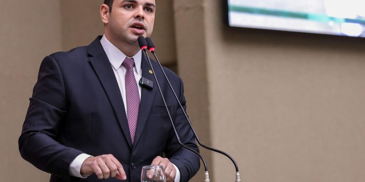 Presidente Roberto Cidade solicita intervenção do Ministério de Minas e Energia para restabelecer a energia elétrica em Manicoré