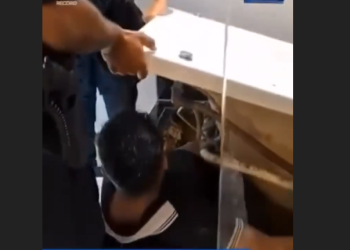 A situação inusitada começou quando um casal alugou o quarto e começou a encher a banheira. Foto: Reprodução