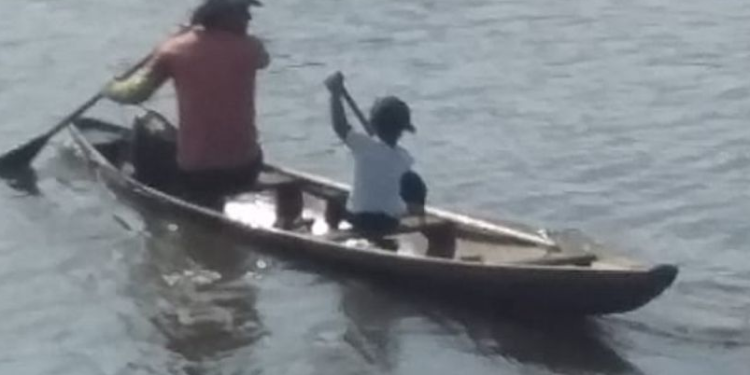 O garoto estava com a família na embarcação. Foto: Reprodução