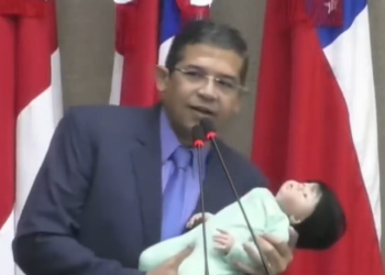 João Luiz anunciou que vai trabalhar em um projeto de lei para proibir a entrada desses bonecos em unidades de saúde pública. Foto: Reprodução