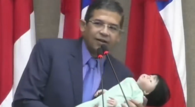 João Luiz anunciou que vai trabalhar em um projeto de lei para proibir a entrada desses bonecos em unidades de saúde pública. Foto: Reprodução