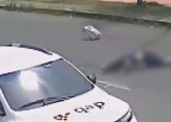 Vídeo mostra estudante sendo atr0pelada por carro ao atravessar rua correndo em Manaus