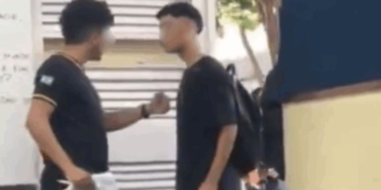 Vídeo: Aluno e professor trocam soc0s após discussão dentro de escola