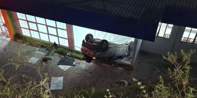 Carro despenca de barranco e deixa quatro da mesma família ferid0s em Manaus