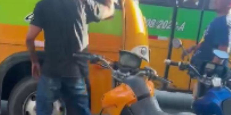 Vídeo mostra motoristas de 'Amarelinhos' trocando soc0s no meio da rua em Manaus