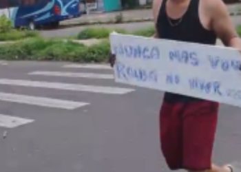 Vídeo: Com placa de 'Nunca mais vou roubar', homem é obrigado a desfilar como punição no Viver Melhor