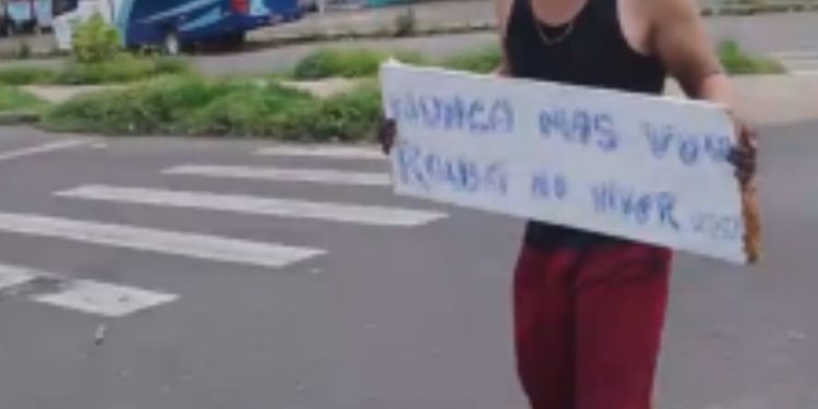Vídeo: Com placa de 'Nunca mais vou roubar', homem é obrigado a desfilar como punição no Viver Melhor