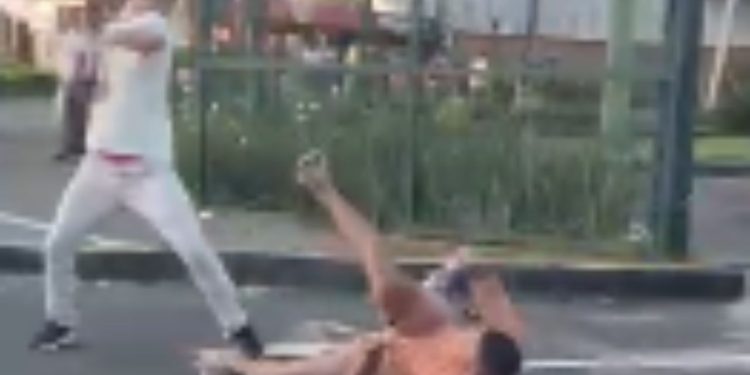 Vídeo: Homens trocam soc0s e pedr4das na entrada do Amazonas Shopping