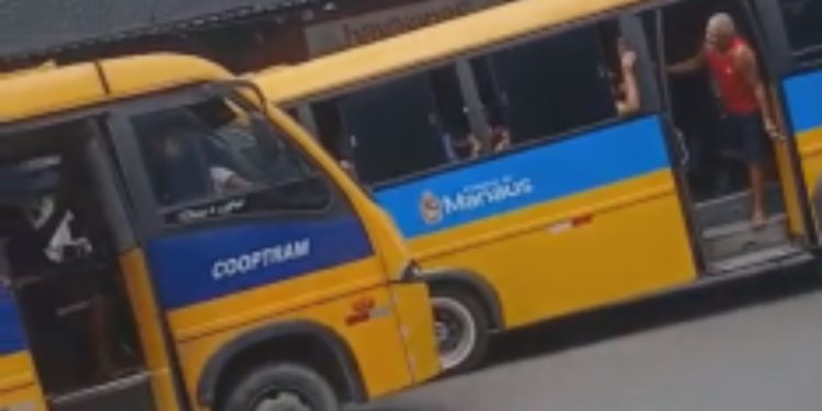 Vídeo: Motoristas de 'Amarelinhos' brigam no meio da rua e deixa trânsito parado no Cidade de Deus