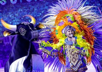 Patrick Araújo, levantador de toadas, e o Boi Caprichoso na segunda noite. Foto: Alex Pazuello/Secom