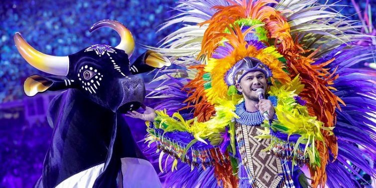 Patrick Araújo, levantador de toadas, e o Boi Caprichoso na segunda noite. Foto: Alex Pazuello/Secom