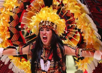 Isabelle Nogueira, cunhã-poranga, em mais uma noite de apresentação. Foto: Mauro Neto/Secom