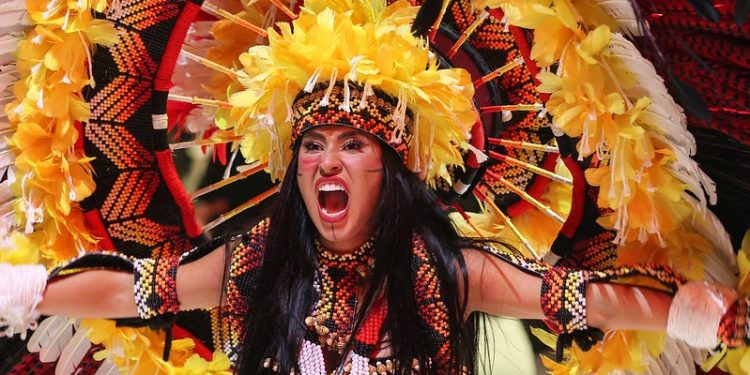 Isabelle Nogueira, cunhã-poranga, em mais uma noite de apresentação. Foto: Mauro Neto/Secom