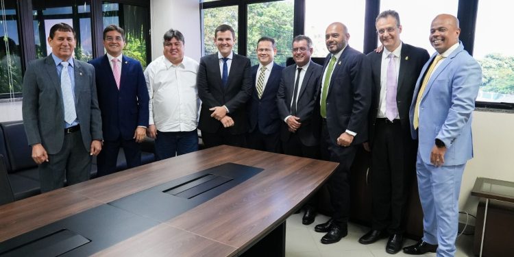 Vice-prefeito reforçou laços com o Legislativo e convidou parlamentares para visita técnica ao viaduto Rei Pelé. Foto: Cleuton Silva/Dicom-CMM