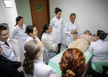 Procedimento foi assistido por enfermeiros e marca o início da difusão gratuita do Implanon no Amazonas. Foto: Divulgação/UEA