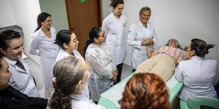 Procedimento foi assistido por enfermeiros e marca o início da difusão gratuita do Implanon no Amazonas. Foto: Divulgação/UEA