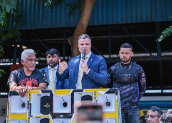 Parlamentar conversou com a categoria em meio a um caloroso protesto em frente à Câmara Municipal de Manaus (CMM). Foto: Divulgação