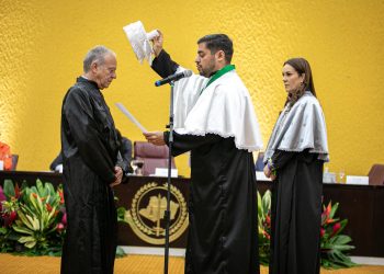 Reconhecimento à excelência acadêmica: UEA concede título de Doutor Honoris Causa ao jurista espanhol Ricardo Alonso García. Foto: Divulgação
