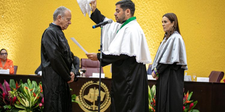 Reconhecimento à excelência acadêmica: UEA concede título de Doutor Honoris Causa ao jurista espanhol Ricardo Alonso García. Foto: Divulgação