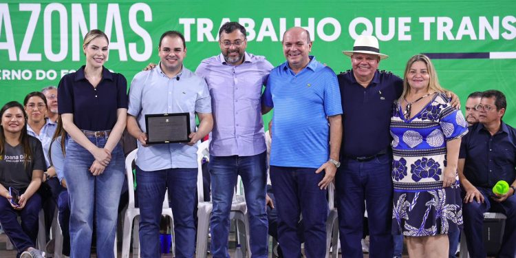 A honraria, proposta pela vereadora Betinha e concedida pela presidente da Casa, Tatiana Franco, ocorreu durante a inauguração da Quadra Poliesportiva Daia Muniz. Foto: Herick Pereira