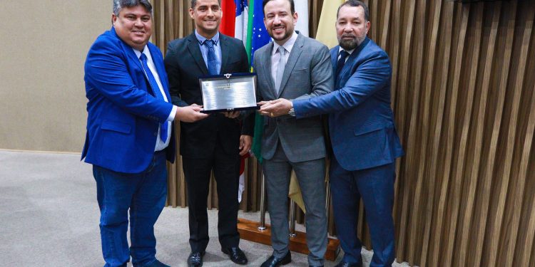 A homenagem foi proposta pelo vereador Gilmar Nascimento, que destacou os avanços nas questões fundiárias da capital. Foto: Cleuton Silva e Eder França/Dicom-CMM