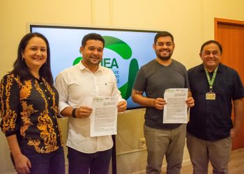 A cerimônia foi realizada nesta segunda feira (16), na Reitoria da UEA, localizada no Parque Dez de Novembro. Foto: Reprodução
