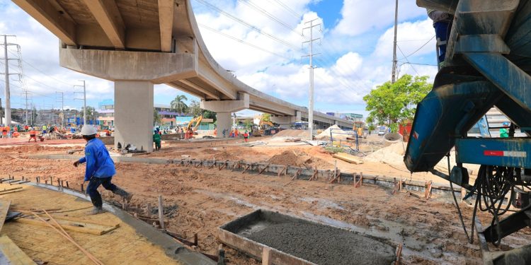 A obra, cuja previsão inicial era de 18 meses, já ultrapassa dois anos de construção. Foto: Dhyeizo Lemos/Semcom