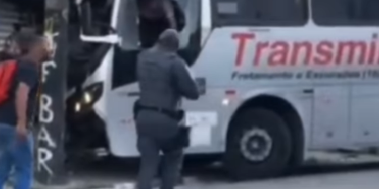 O homem dirigiu o ônibus de forma alucinada pelas vias da cidade. Foto: Divulgação