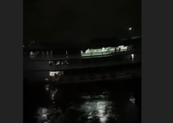 A embarcação só conseguiu ser liberada na manhã desta segunda-feira (9) após a chegada de um rebocador de grande porte. Foto: Reprodução