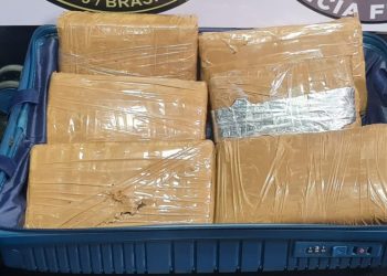 Mulher é presa com quase 8 kg de c0caína no Aeroporto Internacional Eduardo Gomes
