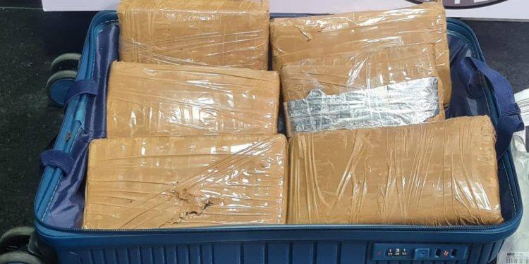 Mulher é presa com quase 8 kg de c0caína no Aeroporto Internacional Eduardo Gomes