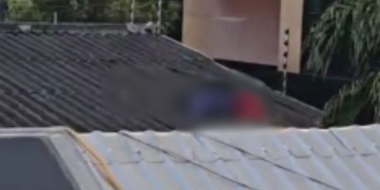 Vídeo: Técnico encontra homem sem vida em cima de telhado de salão de beleza no Dom Pedro