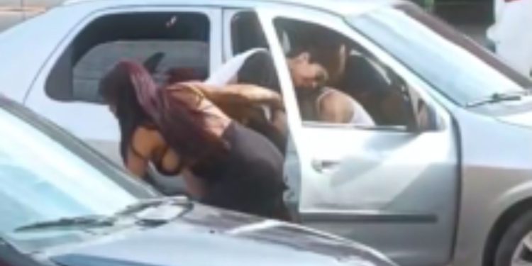 : No meio da rua, 'novinhas' são flagradas no 'atraque' saindo de carro no Mutirão