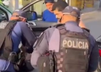 Heróis de farda: policiais salvam bebê de 1 ano engasgad4 nos braços do pai em Manaus