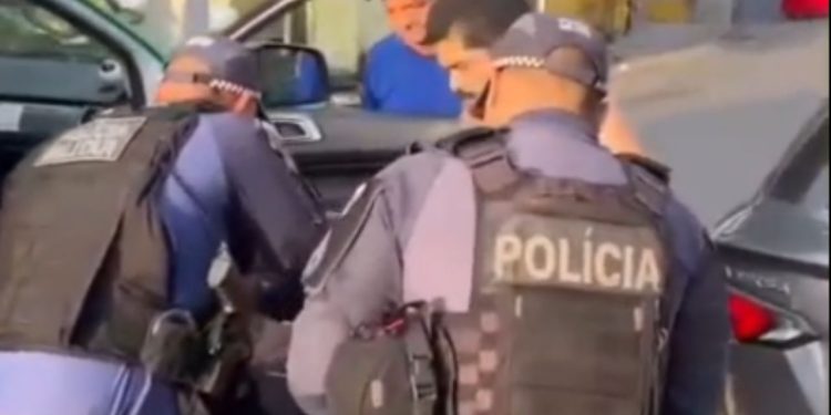 Heróis de farda: policiais salvam bebê de 1 ano engasgad4 nos braços do pai em Manaus