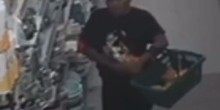 Vídeo: Mulher é flagrada furtando 3 pacotes de café em supermercado do Jorge Teixeira