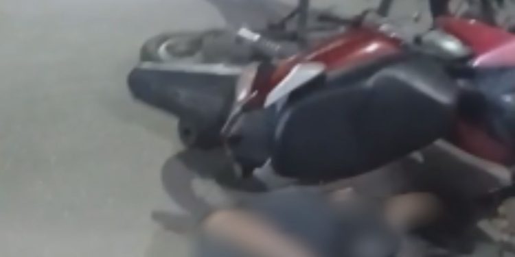 Vídeo: Garotinho de 13 anos é b4lead0 no peito na garupa da moto do cunhado em Coari