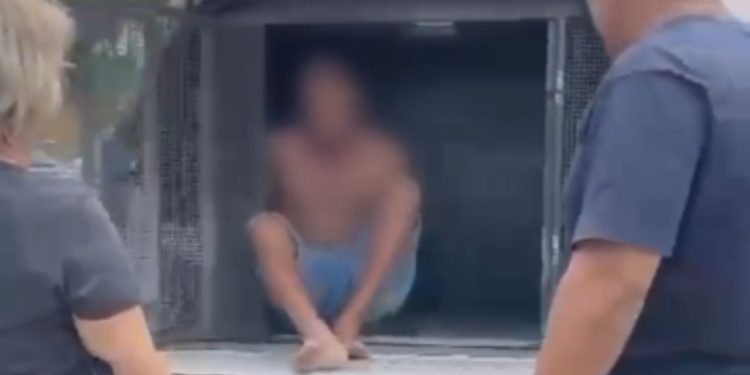 Jovem é preso após dar s0cos e chut3s na namorada grávida em Manaus