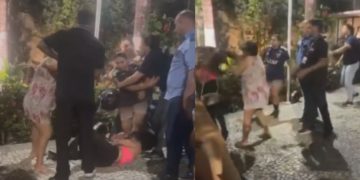 'Chamou meu filho de macaco': mãe dá tap4s no rosto de estudante na entrada da Fametro