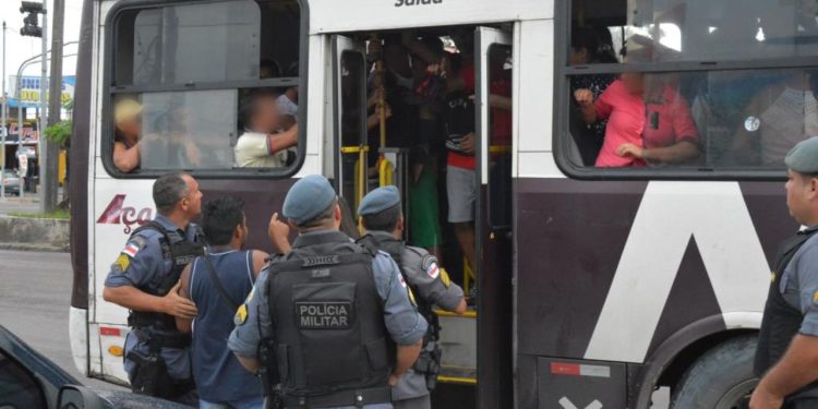 Motorista que sofreu série de assaltos será indenizado por empresa de transporte em Manaus