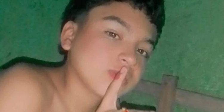 Em flutuante, garoto de 13 anos m0rr3 af0gad0 após choque elétrico no Educandos