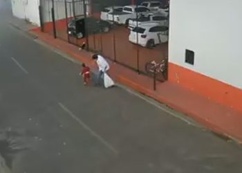 Vídeo: Homem é preso após ser filmado agredind0 violent4mente a enteada de 2 anos no meio da rua