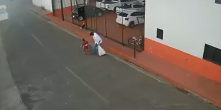 Vídeo: Homem é preso após ser filmado agredind0 violent4mente a enteada de 2 anos no meio da rua