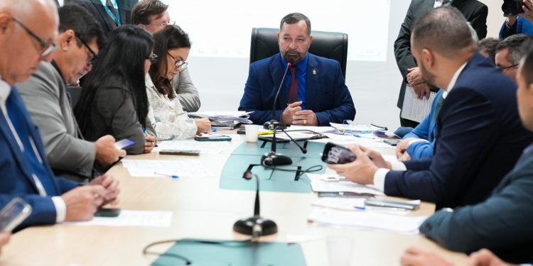A aprovação, realizada pelos parlamentares no plenário Adriano Jorge, segue para sanção do prefeito David Almeida (Avante). Foto: Cleuton Silva e Eder França/Dicom-CMM