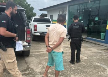 Durante a prisão, uma espingarda e munições foram encontradas na casa do autor. Foto: Divulgação/PC-AM