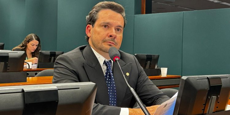 O parlamentar questiona por que tantas obras seguem paralisadas mesmo após o lançamento do 'Pacto Nacional pela Retomada de Obras da Educação'. Foto: Assessoria de Comunicação