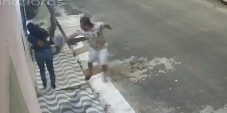Imagens de câmeras de segurança mostram a vítima tentando fugir do agressor. Foto: Reprodução