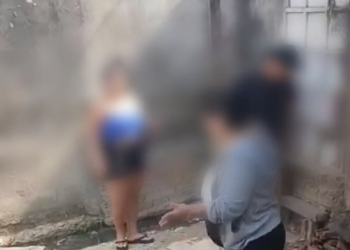 A mulher foi vista ameaçando uma adolescente. Foto: Reprodução